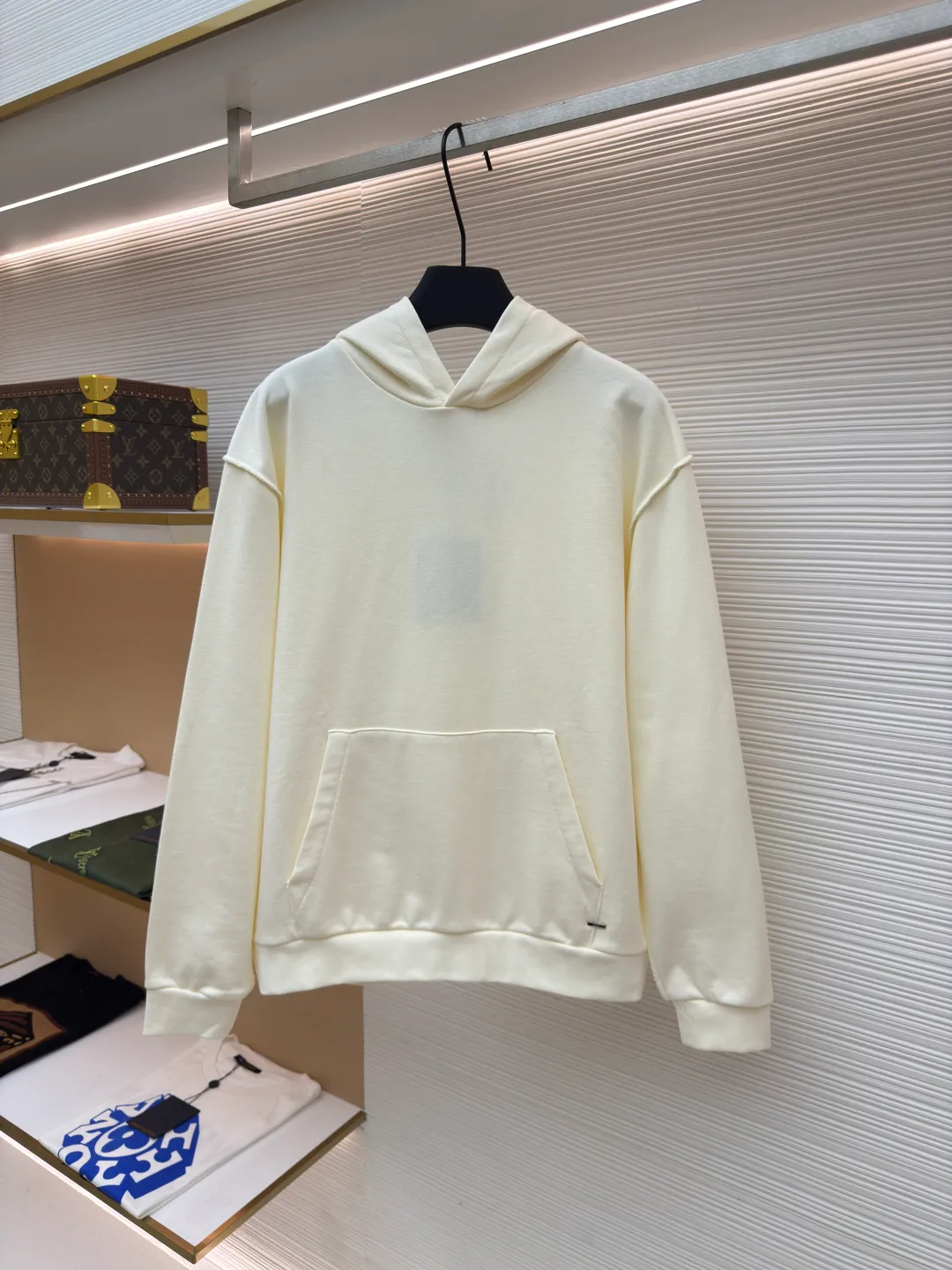 LOUIS VUITTON solid color pullover hoodie long-sleeved sweatshirt ●Authentic product: purchased and developed by 7899 ●Item number: 1680507-A60 ●Fabric: fleece sweatshirt fabric ●Technology: spliced ​​and recycled ●Version: fitted version ●Weight: about 630 grams ●Size: S-M-L-XL ●Description: Trendy brand double-strand 360g fleece sweatshirt material. 2*2 trendy brand thread 400g, machine-made hardware, splicing and return, fabric fermentation washing, customized 1:1 hardware, customized 1:1 trademark. The overall wiring is straight and delicate, the fabric is comfortable and soft, and the color is consistent without color difference. It can be matched with the same style to create a fashionable look and control various occasions. Customized accessories, complete with three standards, same style for men and women!